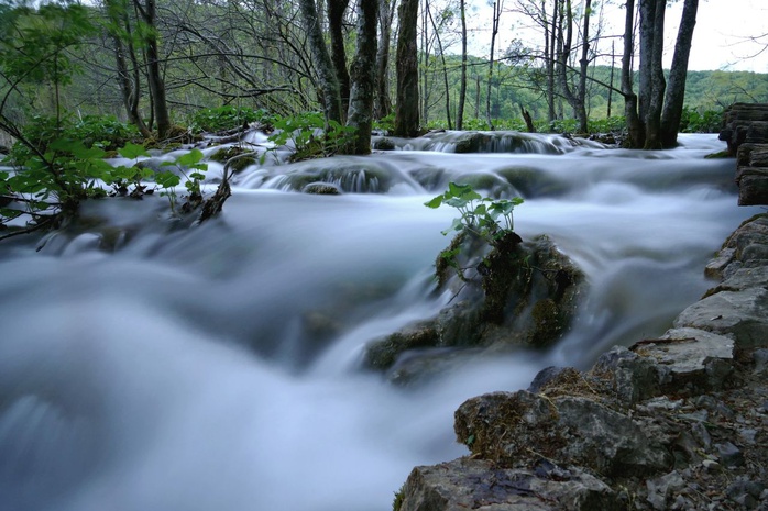 Размытие движущейся воды при длинной выдержке